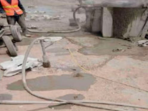 运粮湖管理区水泥混凝土路面板底注浆技术 路面脱空注浆整治方案